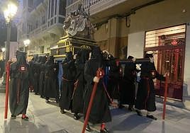 La Virgen de las Angustias, a su paso por la calle Bailén.