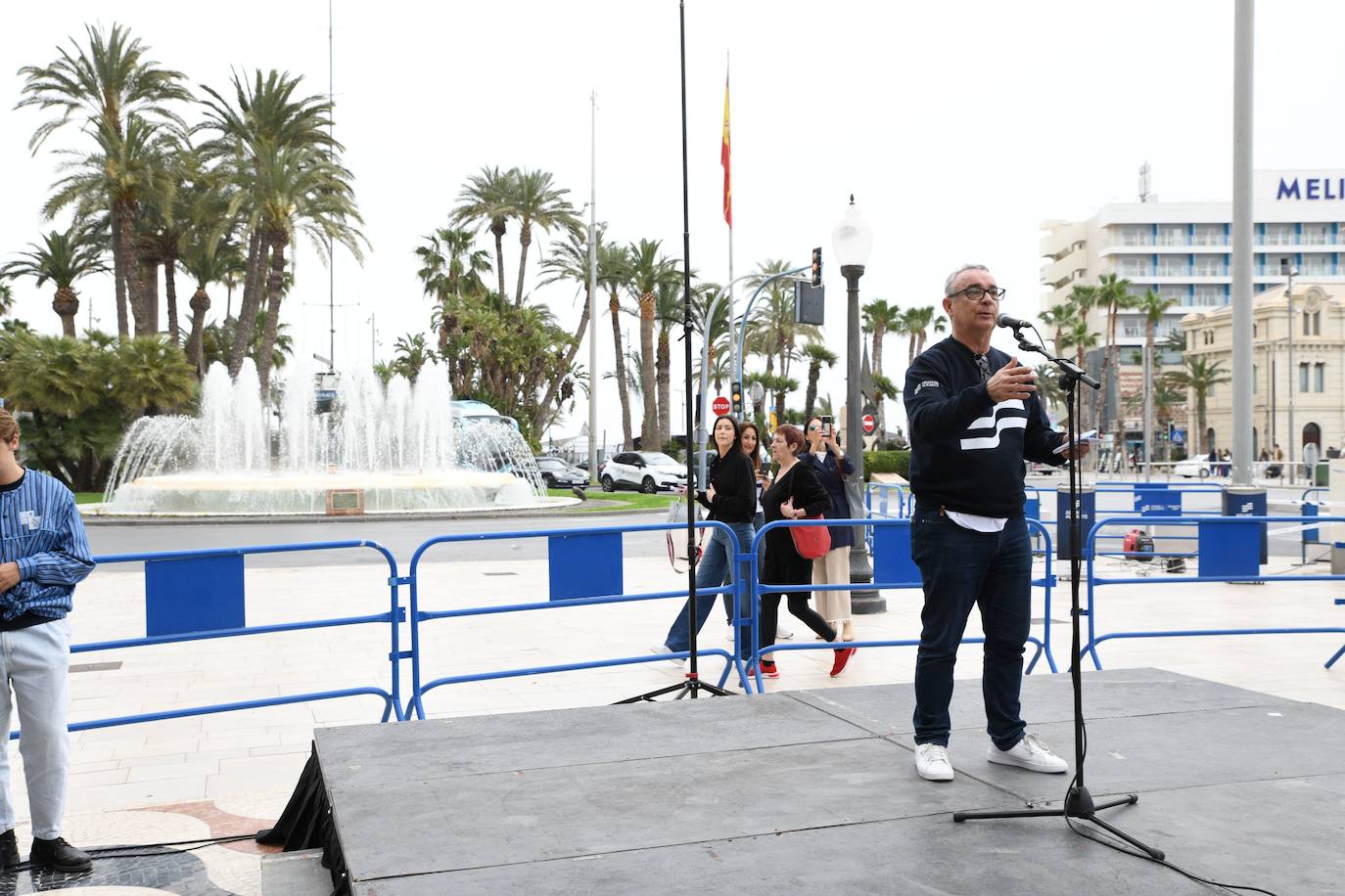 Las candidatas a Bellea del Foc realizan una cata de aguas a ciegas