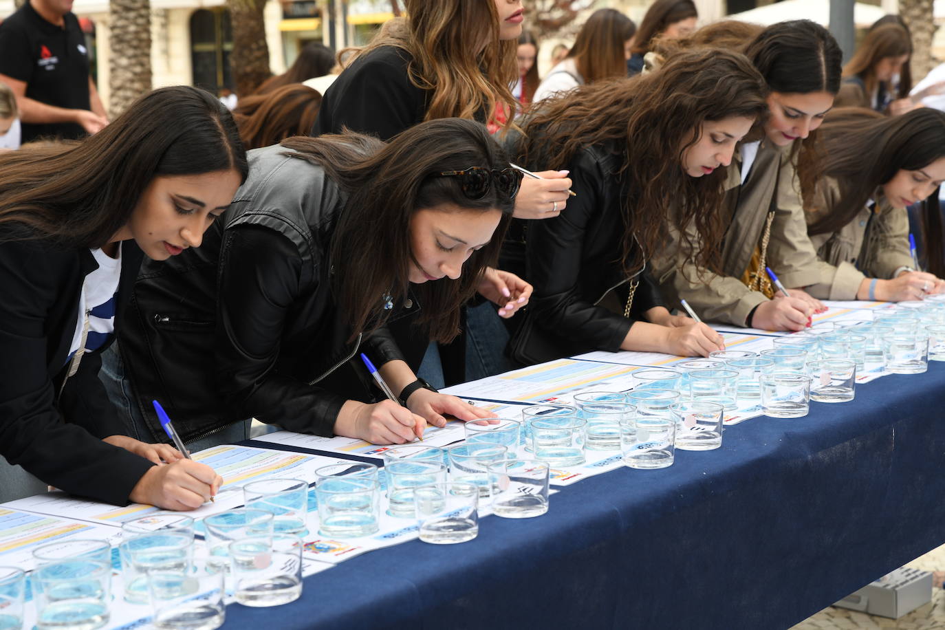 Las candidatas a Bellea del Foc realizan una cata de aguas a ciegas