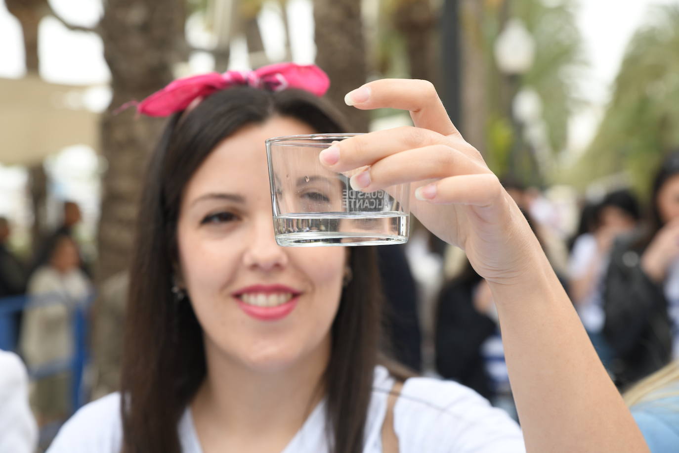 Las candidatas a Bellea del Foc realizan una cata de aguas a ciegas