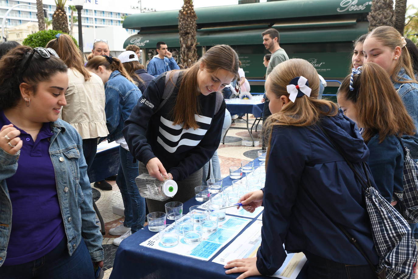 Las candidatas a Bellea del Foc realizan una cata de aguas a ciegas