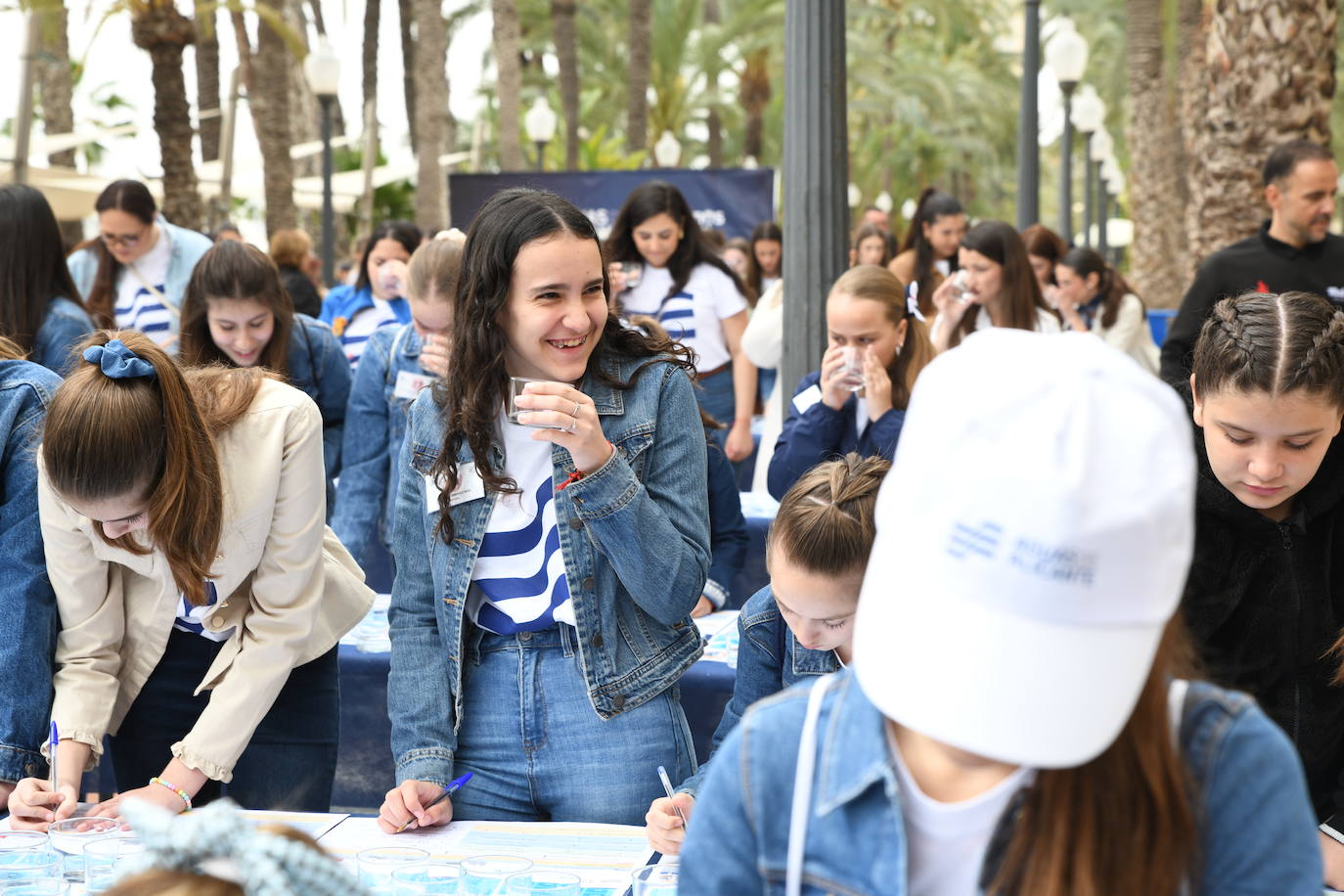 Las candidatas a Bellea del Foc realizan una cata de aguas a ciegas