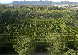 Laberinto vegetal en el área recreativa de Casa Tàpena en Onil.