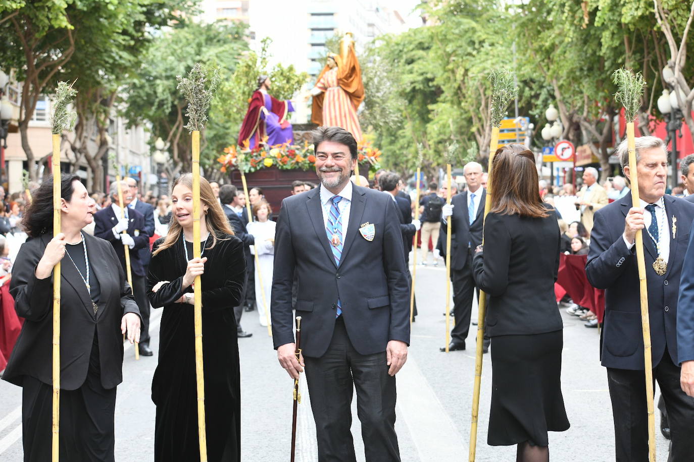 Palmas, ramas de olivo y los primeros pasos abren la carrera oficial de la Semana Santa alicantina
