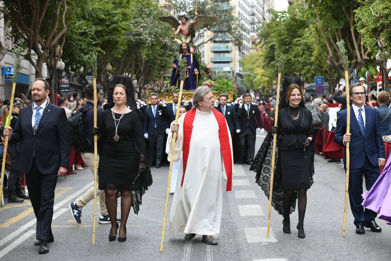 Palmas, ramas de olivo y los primeros pasos abren la carrera oficial de la Semana Santa alicantina