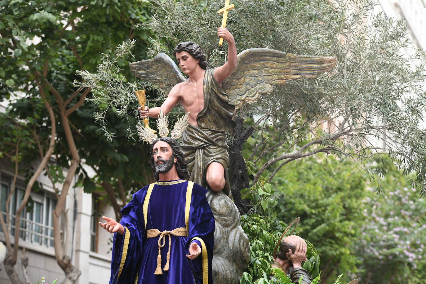 Palmas, ramas de olivo y los primeros pasos abren la carrera oficial de la Semana Santa alicantina