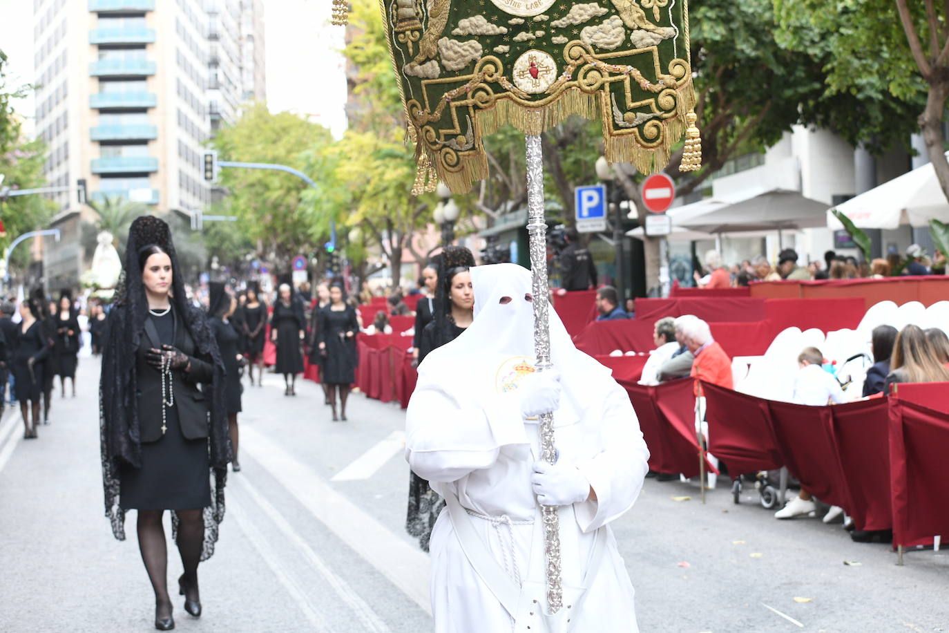 Palmas, ramas de olivo y los primeros pasos abren la carrera oficial de la Semana Santa alicantina