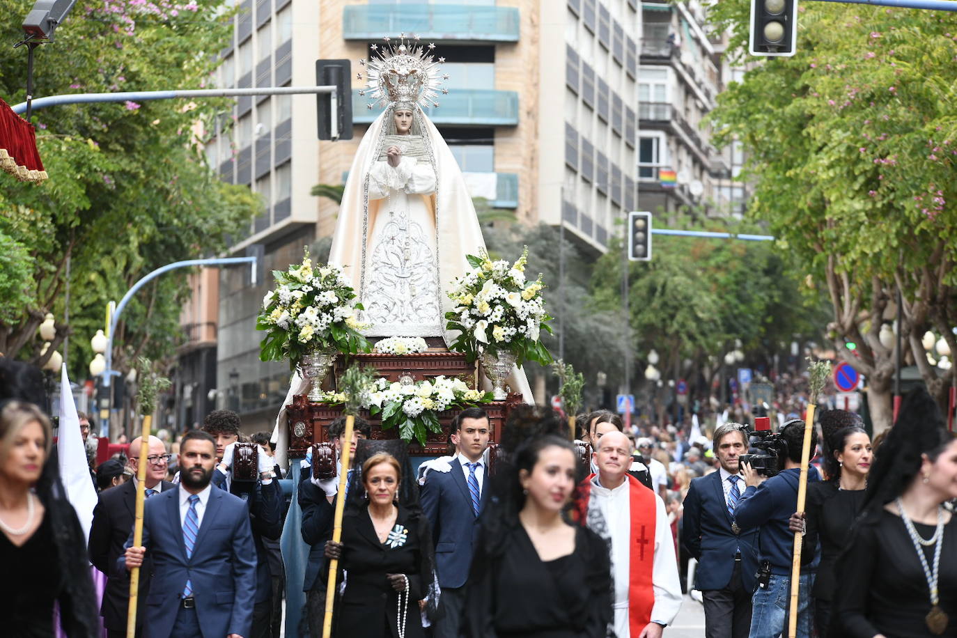 Palmas, ramas de olivo y los primeros pasos abren la carrera oficial de la Semana Santa alicantina