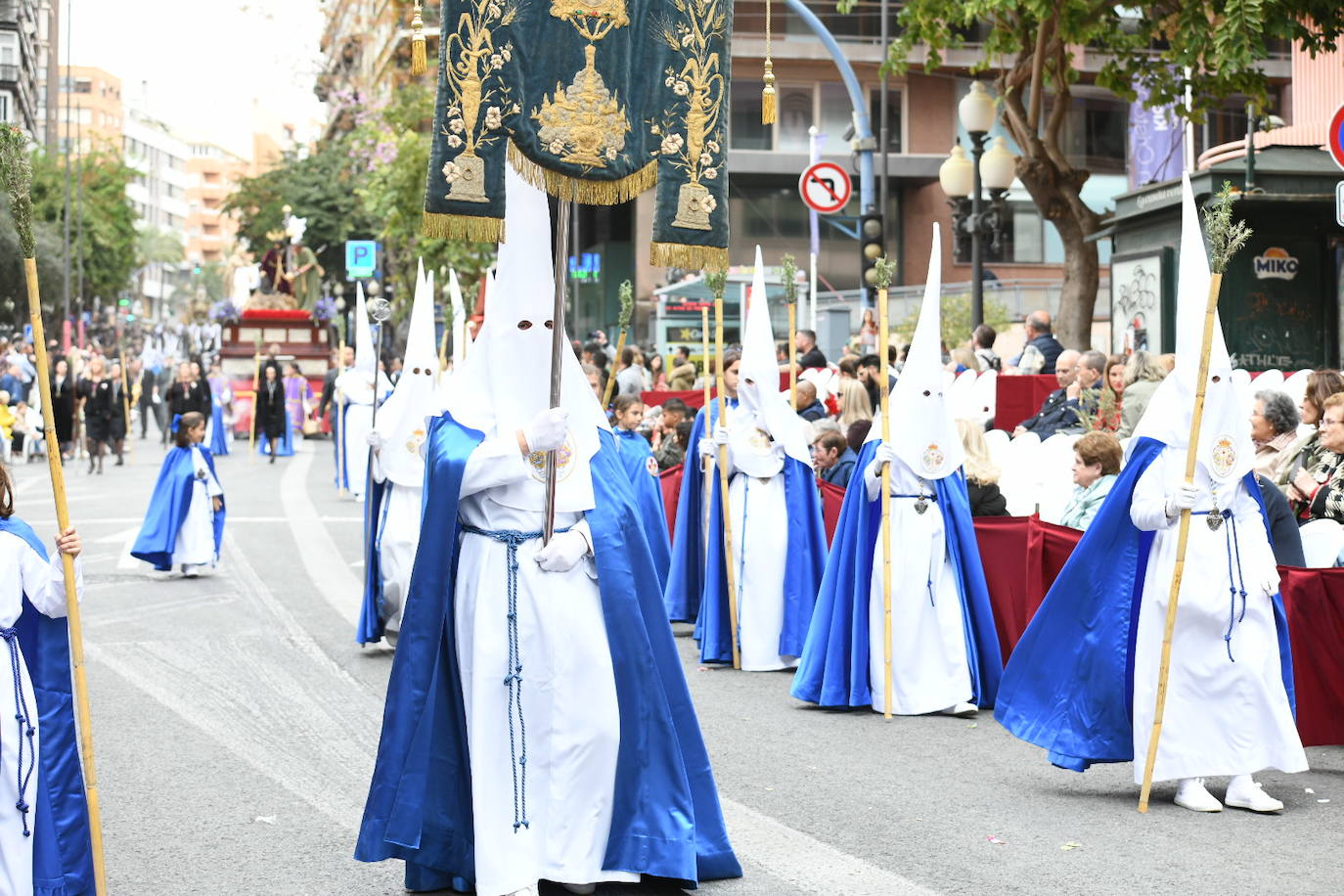 Palmas, ramas de olivo y los primeros pasos abren la carrera oficial de la Semana Santa alicantina