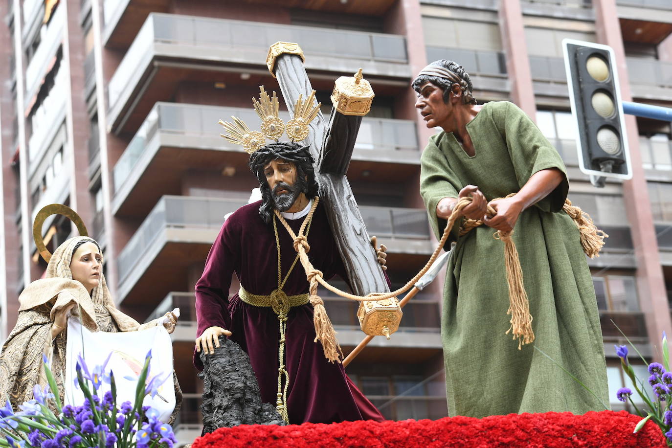 Palmas, ramas de olivo y los primeros pasos abren la carrera oficial de la Semana Santa alicantina