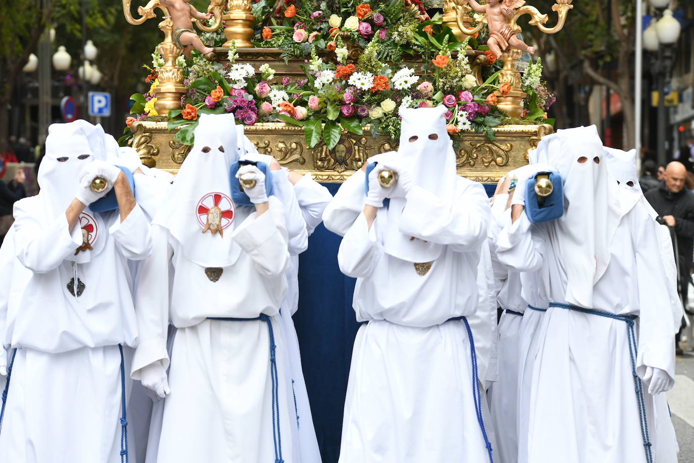 Palmas, ramas de olivo y los primeros pasos abren la carrera oficial de la Semana Santa alicantina