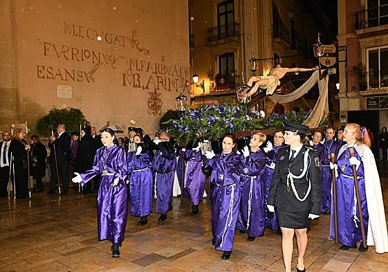 Así ha sido el paso de las procesiones vespertinas por la carrera oficial el Domingo de Ramos en Alicante