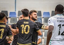 Los jugadores del Intercity felicitan a Álvaro Pérez tras anotar el primer tanto de penalti.