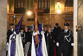 Los hermanos de fila y cofrades entran en San Nicolás buscando refugio.