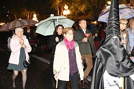 Los paraguas hicieron acto de presencia durante las procesiones de la tarde en Alicante.