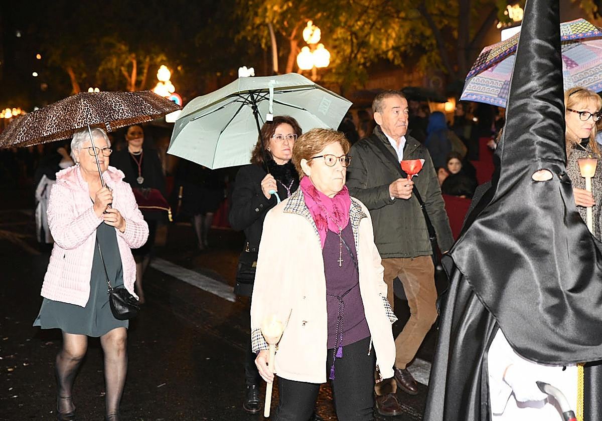 Los paraguas hicieron acto de presencia durante las procesiones de la tarde en Alicante.
