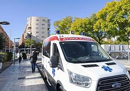 Ambulancia en las inmediaciones del Hospital General de Alicante.