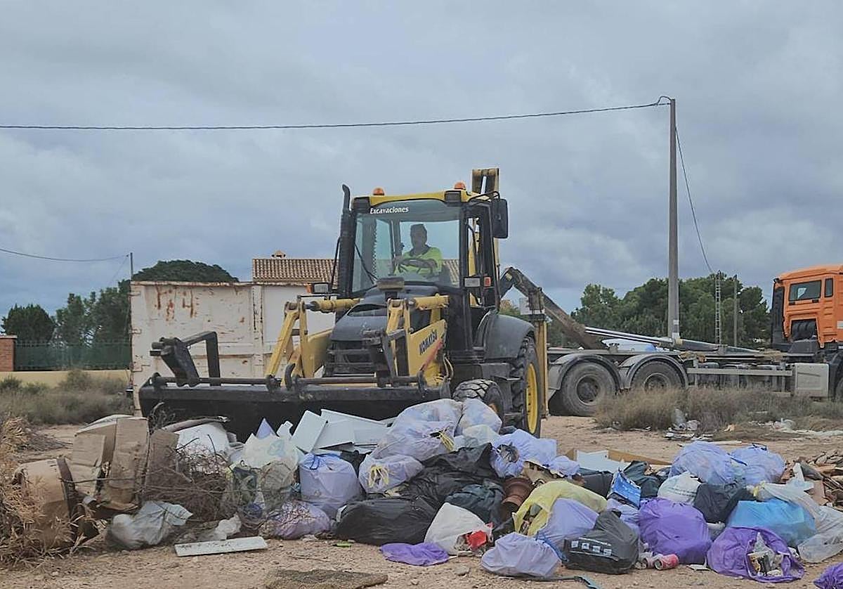 Trabajos de retirada de basura en un vertedero ilegal en San Vicente.