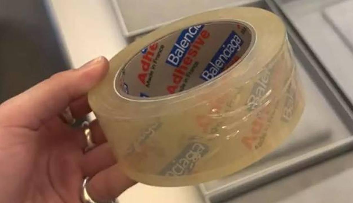 Balenciaga Adhesive, el nuevo producto de Balenciaga