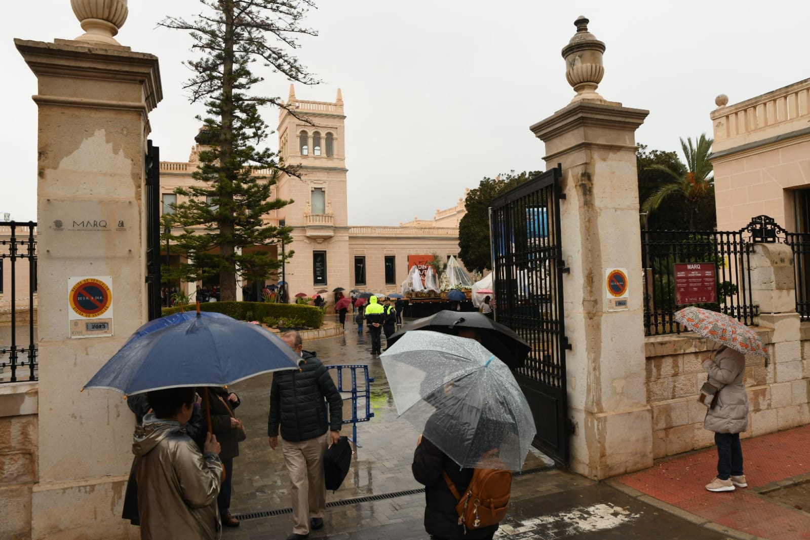 El Lunes Santo de Alicante se llena de lágrimas por la lluvia