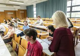 Una docente reparte exámenes en un centro de Alicante, en una imagen de archivo.