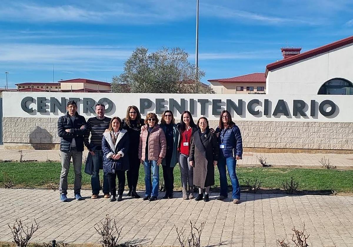 Extensión Universitaria de la UA e Instituciones Penitenciarias sellan un acuerdo de colaboración.
