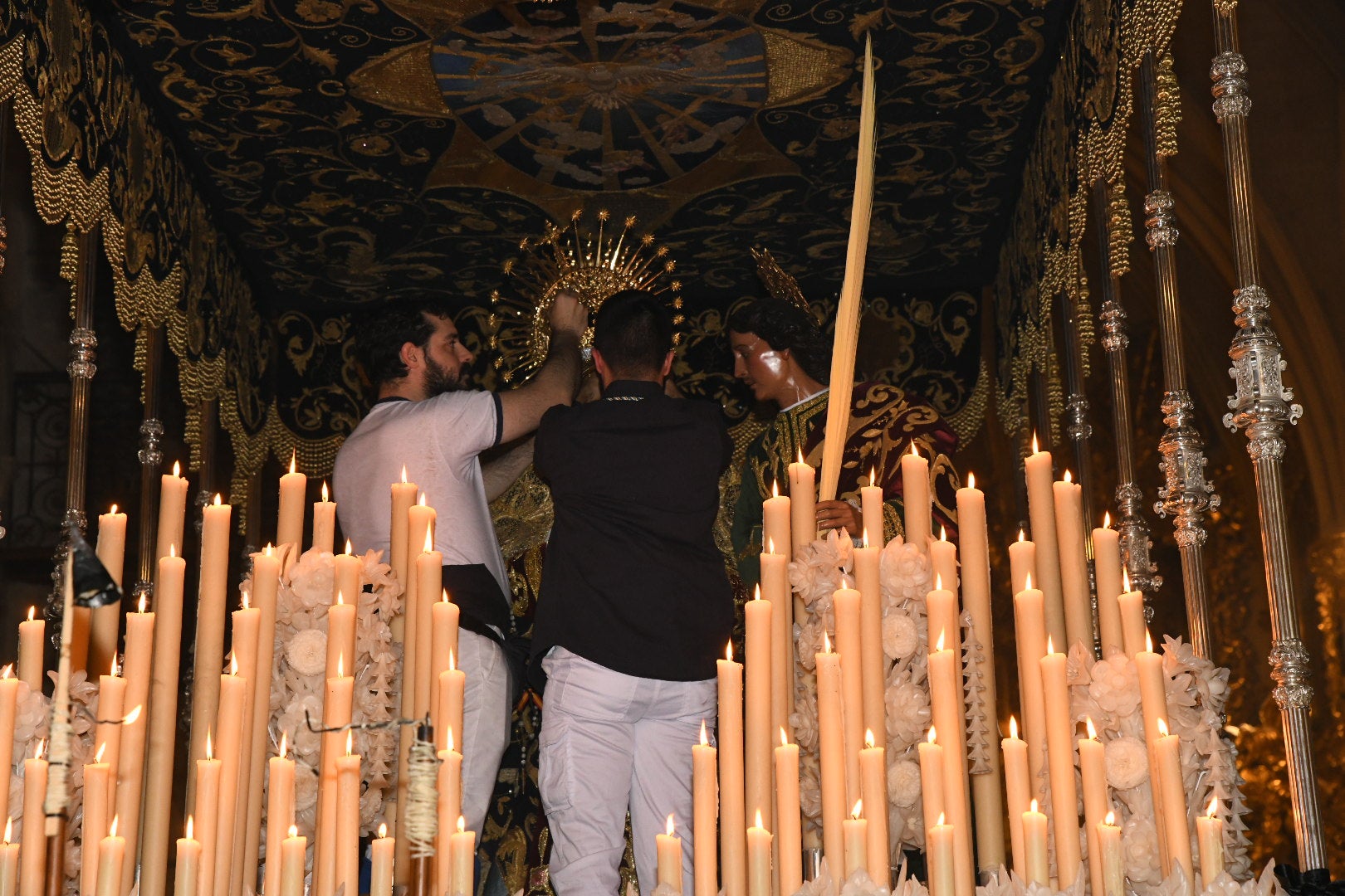 Alicante se rinde de rodillas ante el Cristo del Mar