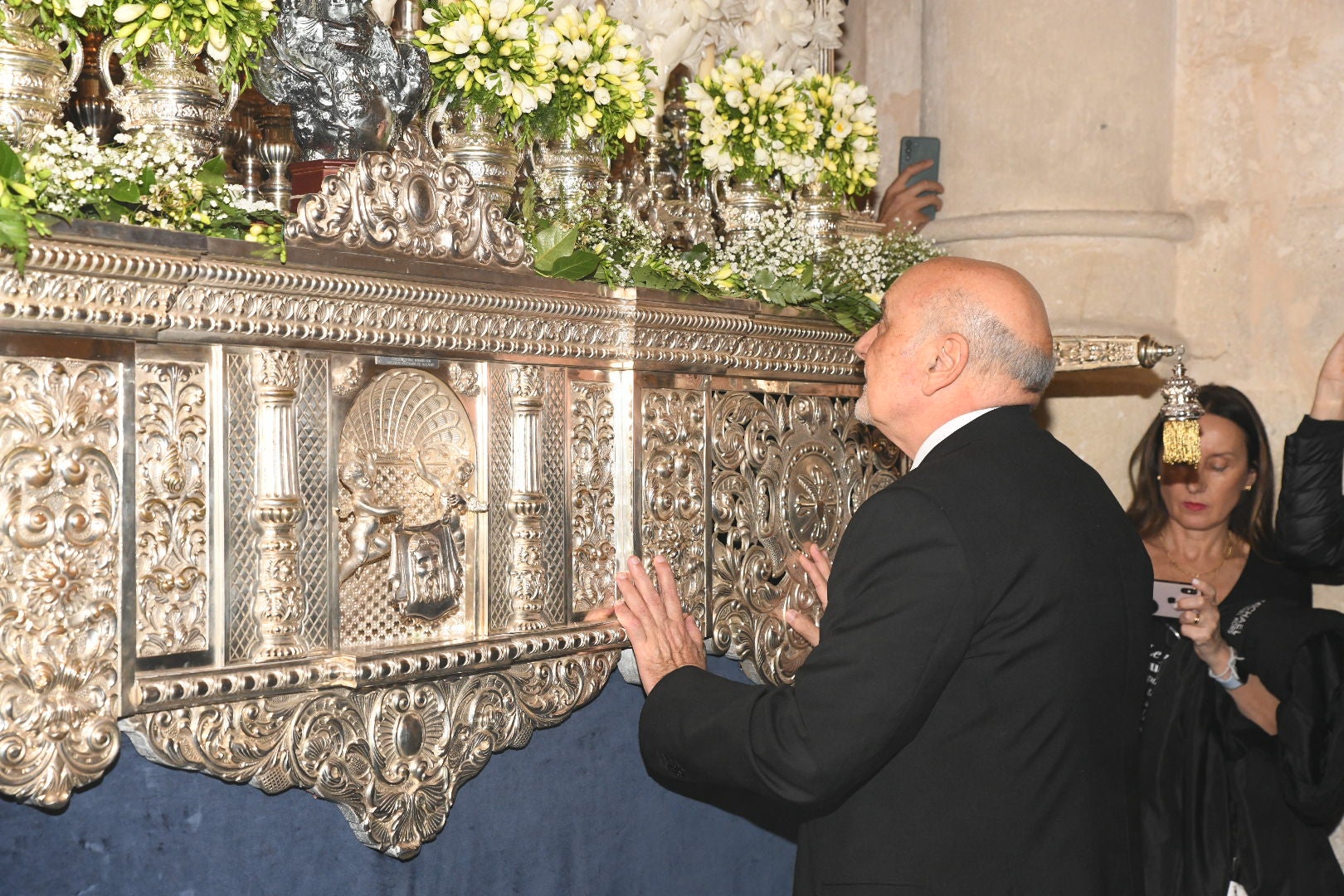 Alicante se rinde de rodillas ante el Cristo del Mar