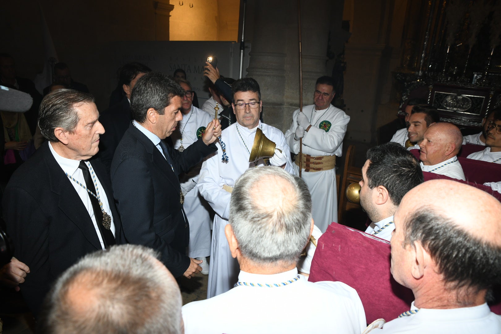 Alicante se rinde de rodillas ante el Cristo del Mar