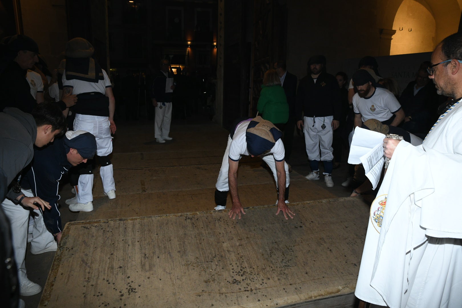 Alicante se rinde de rodillas ante el Cristo del Mar