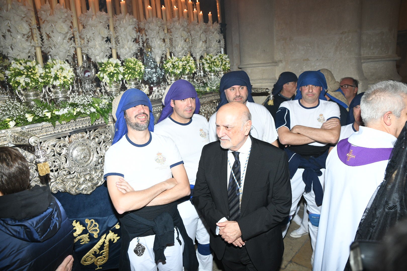 Alicante se rinde de rodillas ante el Cristo del Mar