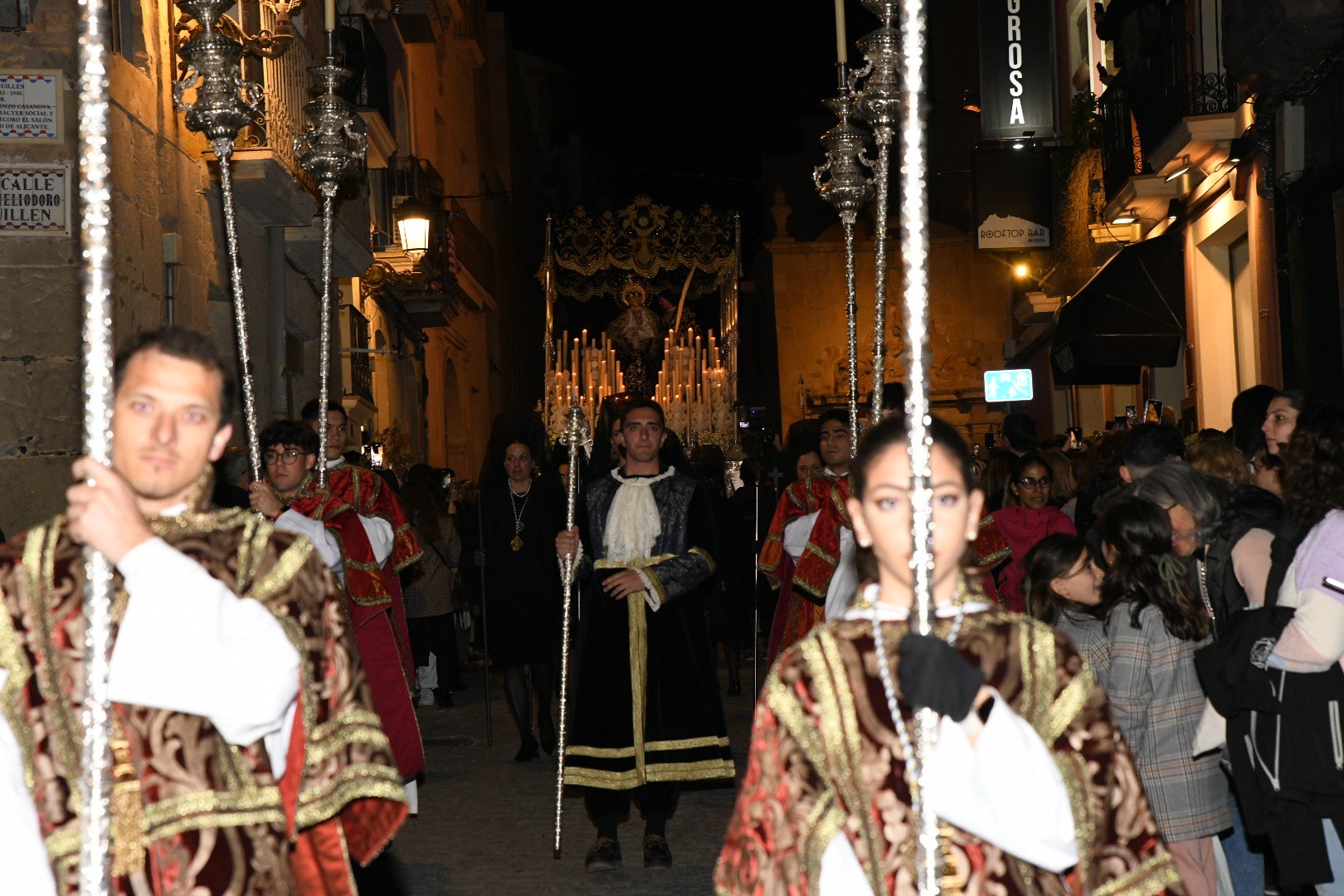 Alicante se rinde de rodillas ante el Cristo del Mar