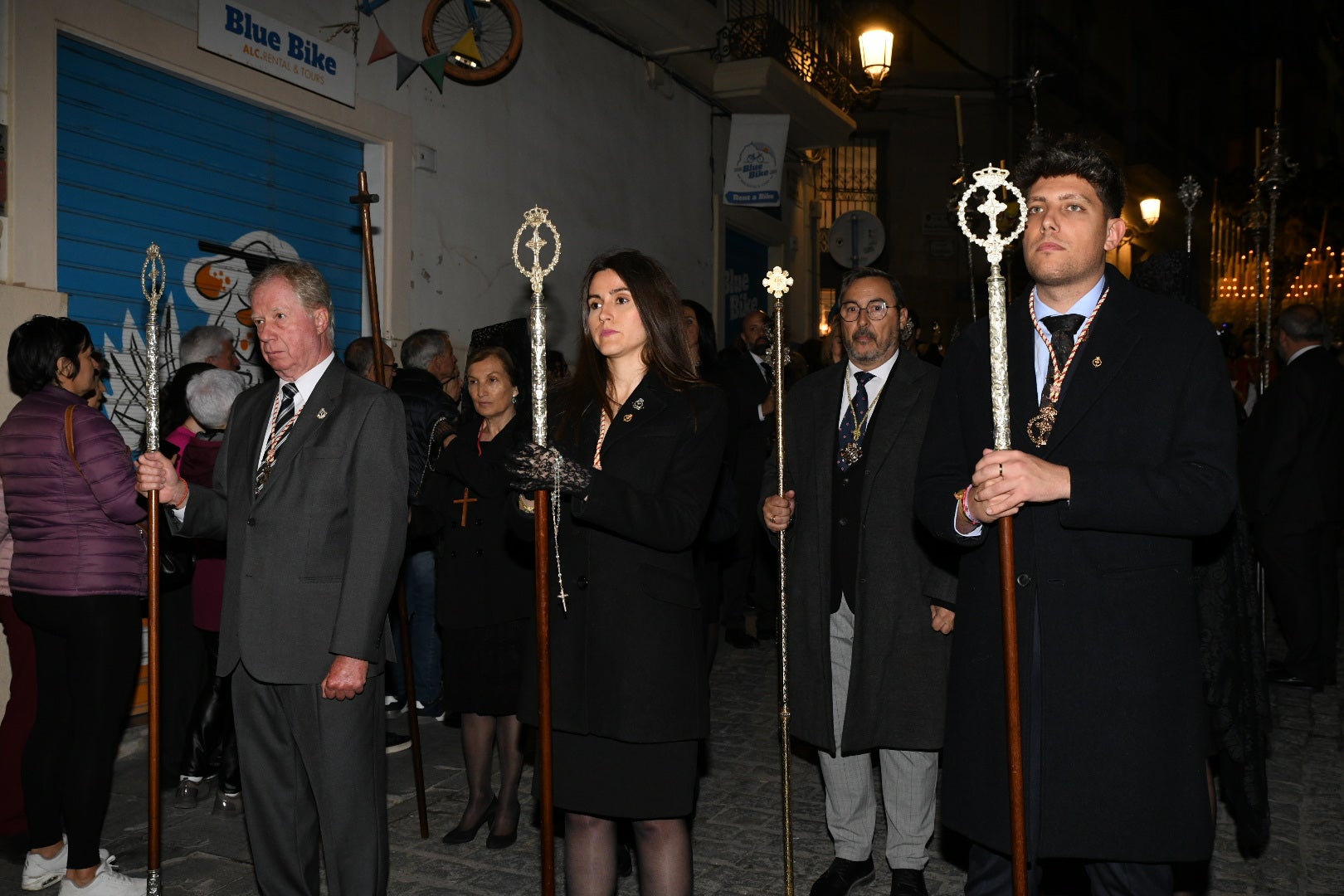 Alicante se rinde de rodillas ante el Cristo del Mar