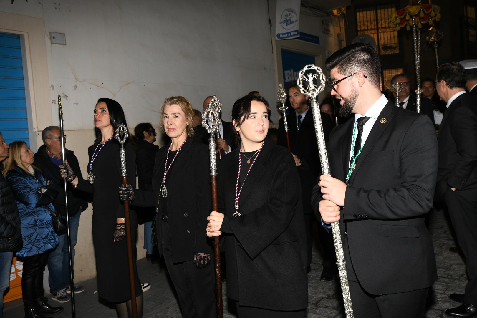 Alicante se rinde de rodillas ante el Cristo del Mar