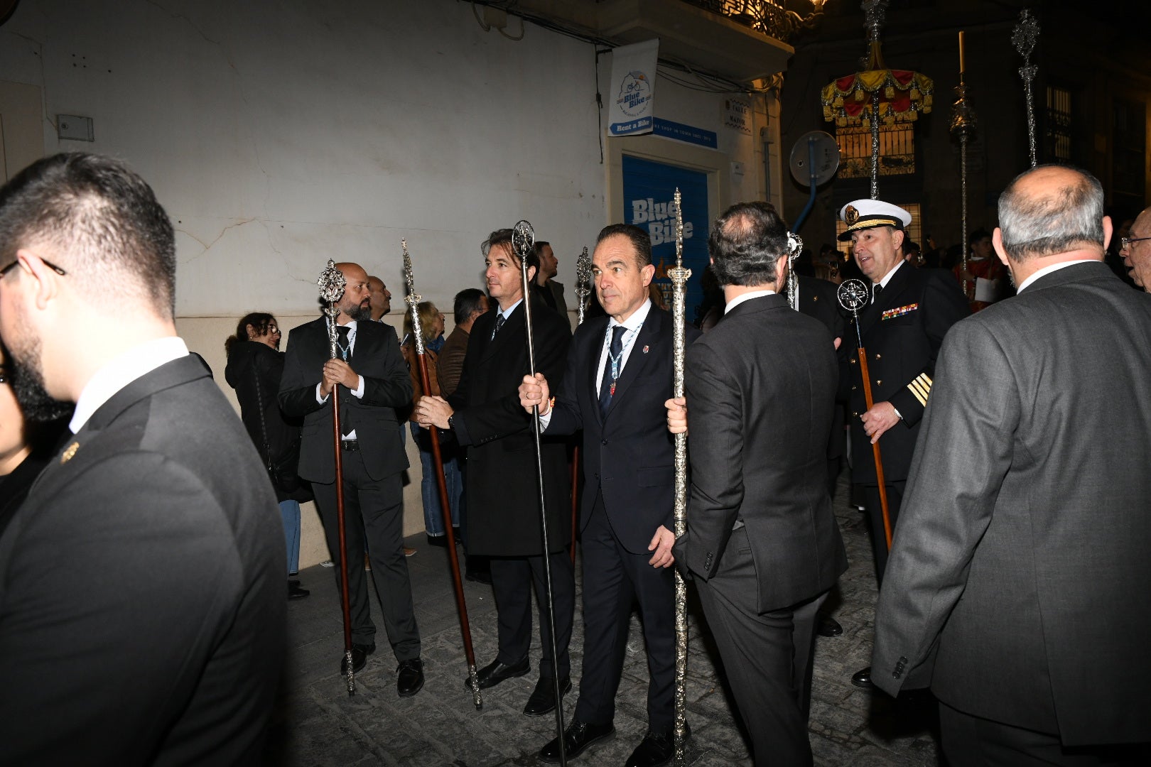 Alicante se rinde de rodillas ante el Cristo del Mar