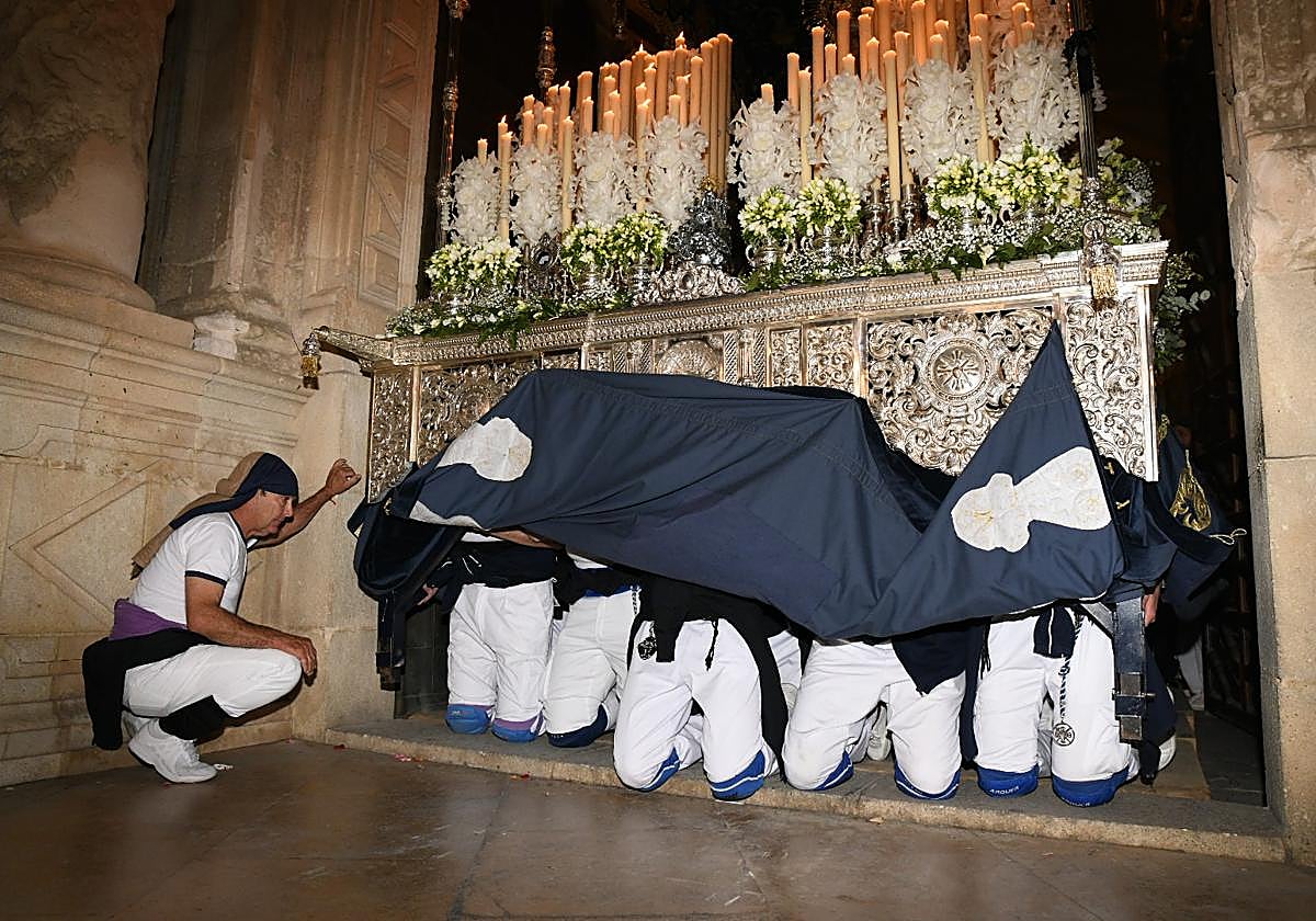 Alicante se rinde de rodillas ante el Cristo del Mar