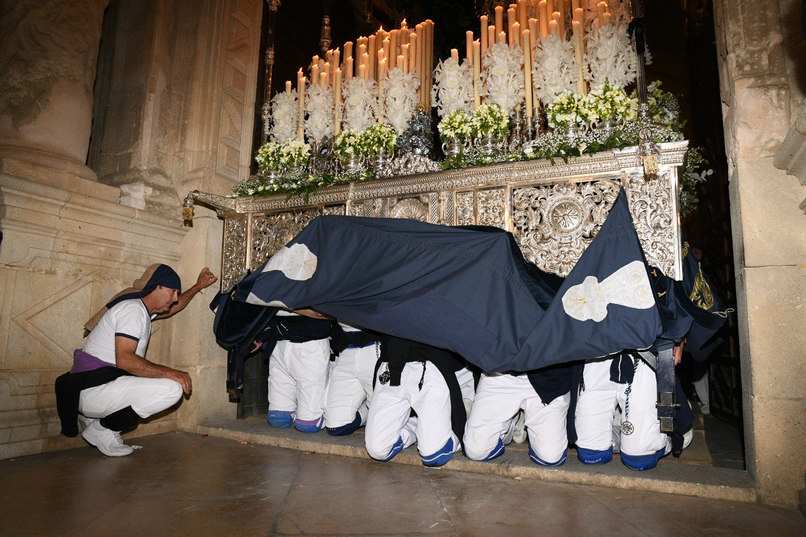 Alicante se rinde de rodillas ante el Cristo del Mar