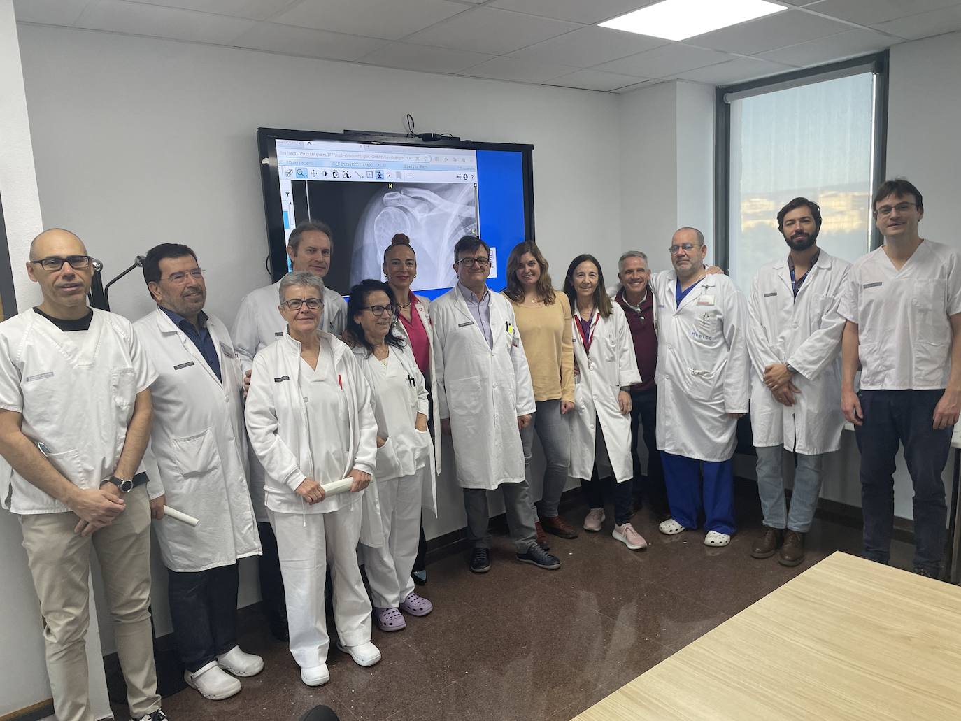 Unidad de tumores óseos de Sant Joan, en su sesión semanal con el gerente y la directora médica del departamento.