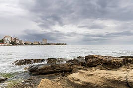 Las nubes amenazan la playa de la albufereta en una imagen de archivo.