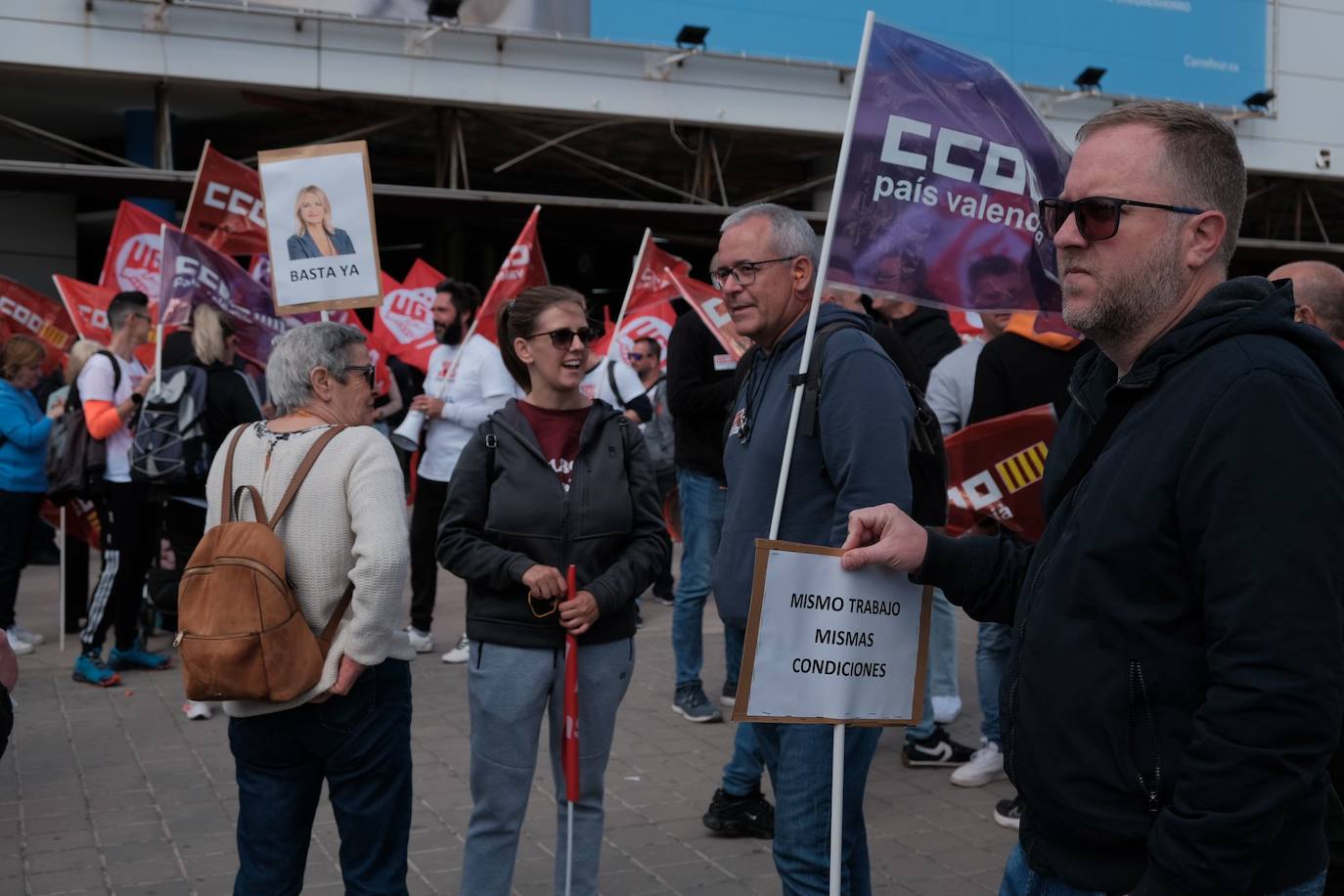Los trabajadores de las ITV alicantinas sacan a pasear al &#039;Cristo de la equiparación&#039; frente a Industria