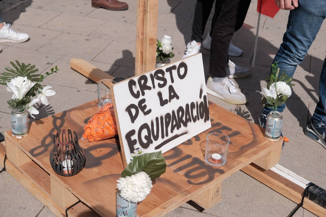 Los trabajadores de las ITV alicantinas sacan a pasear al &#039;Cristo de la equiparación&#039; frente a Industria