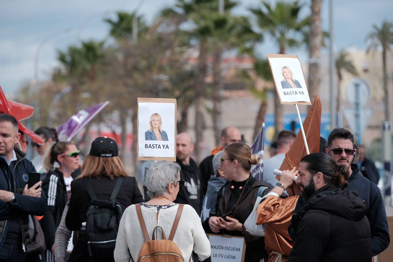 Los trabajadores de las ITV alicantinas sacan a pasear al &#039;Cristo de la equiparación&#039; frente a Industria