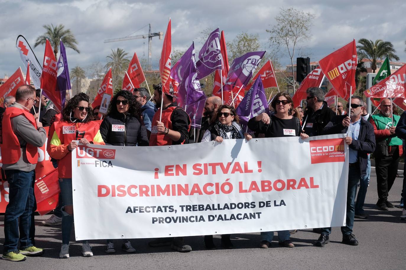 Los trabajadores de las ITV alicantinas sacan a pasear al &#039;Cristo de la equiparación&#039; frente a Industria