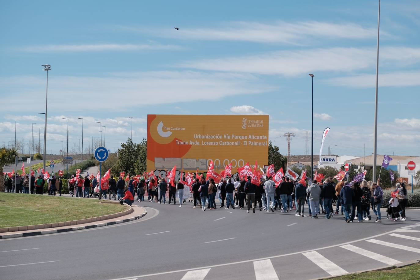 Los trabajadores de las ITV alicantinas sacan a pasear al &#039;Cristo de la equiparación&#039; frente a Industria