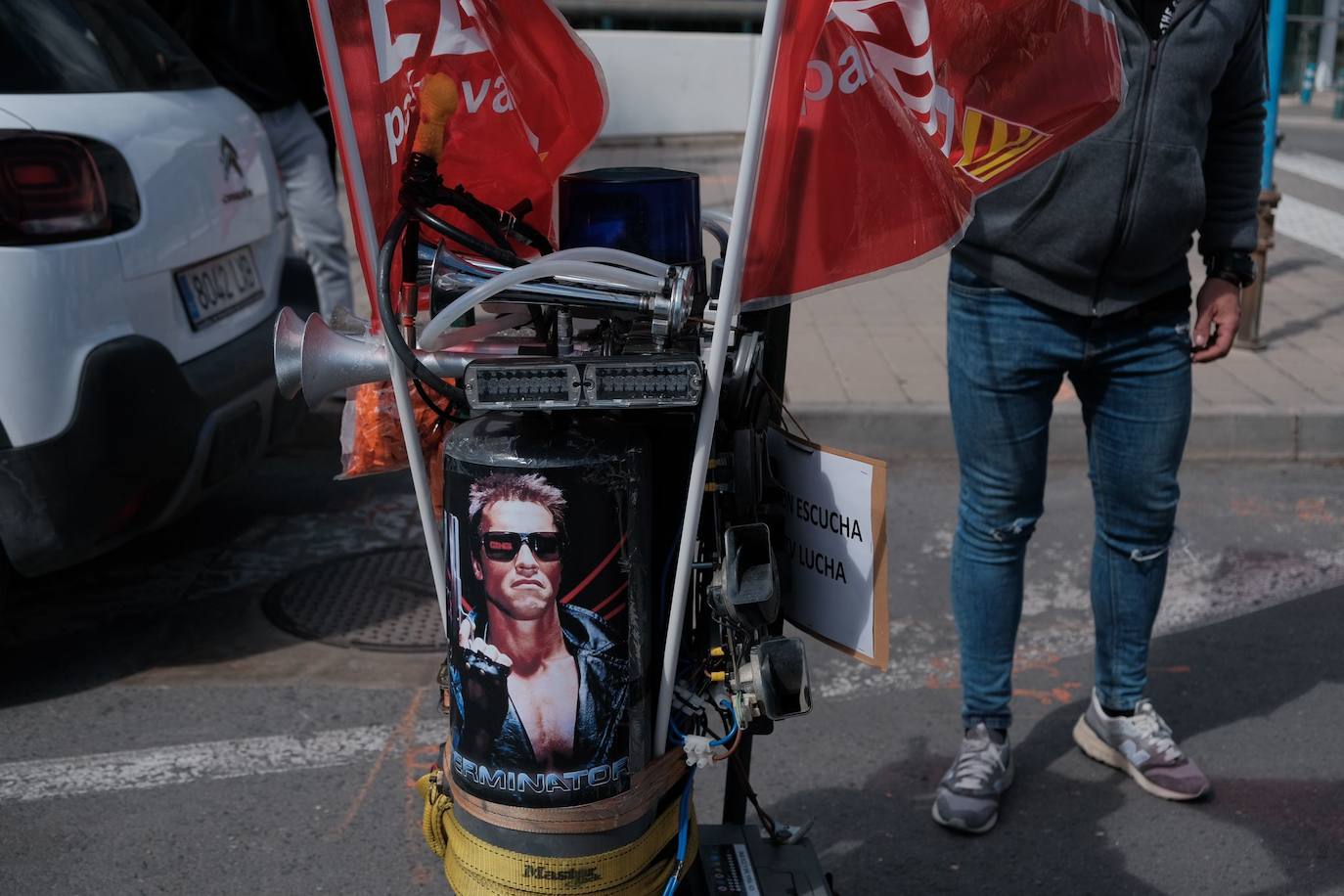 Los trabajadores de las ITV alicantinas sacan a pasear al &#039;Cristo de la equiparación&#039; frente a Industria