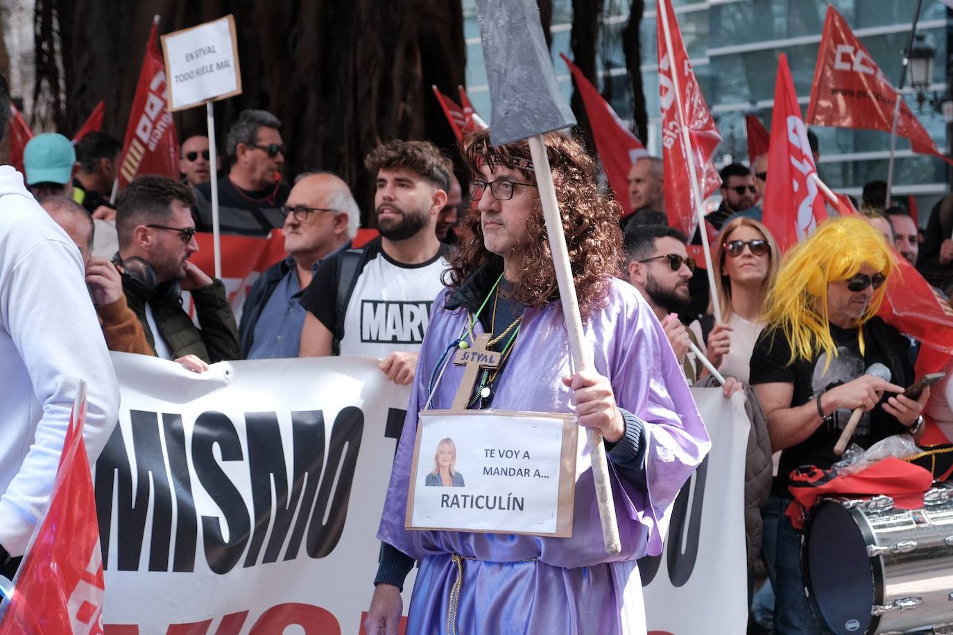 Los trabajadores de las ITV alicantinas sacan a pasear al &#039;Cristo de la equiparación&#039; frente a Industria