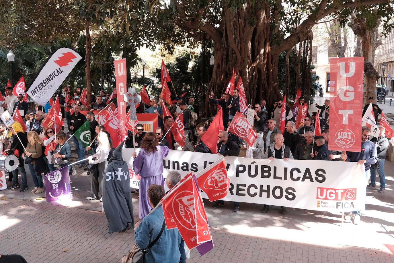 Los trabajadores de las ITV alicantinas sacan a pasear al &#039;Cristo de la equiparación&#039; frente a Industria