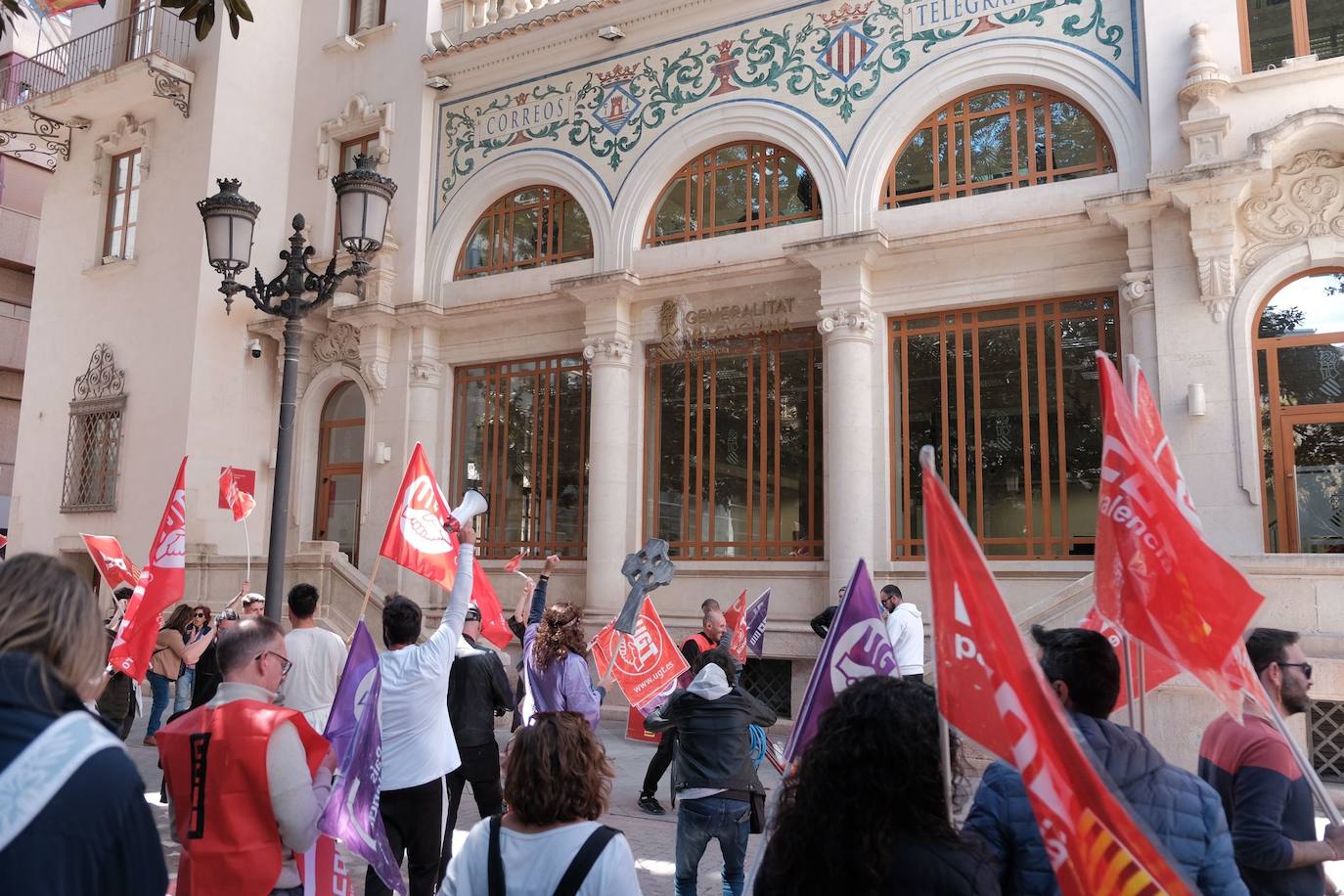 Los trabajadores de las ITV alicantinas sacan a pasear al &#039;Cristo de la equiparación&#039; frente a Industria