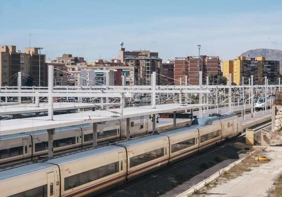 Trenes AVE en la estación Alicante-Terminal.