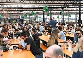 Asistentes a 'The Champions Burger' en el Puerto de Alicante.